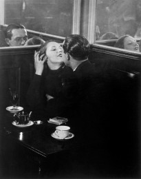 Liebespaar in einem Café des Quartier Italie in Paris, um 1932